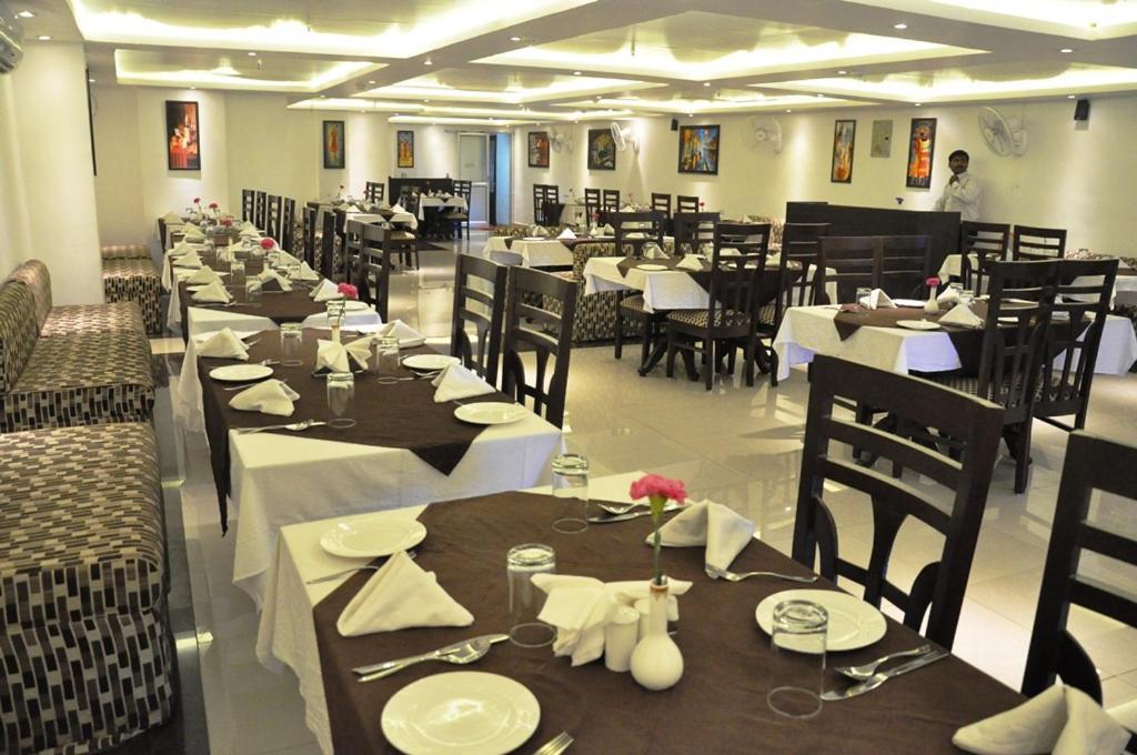 Hotel Mandakini Royale Kanpur Exterior photo