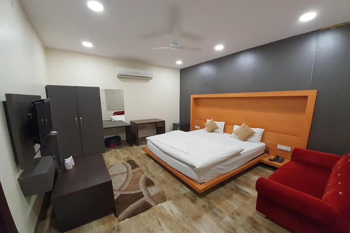 Hotel Mandakini Royale Kanpur Exterior photo