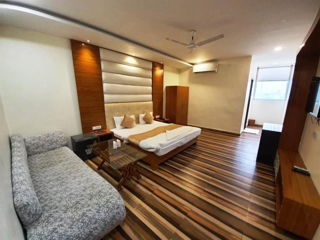 Hotel Mandakini Royale Kanpur Exterior photo